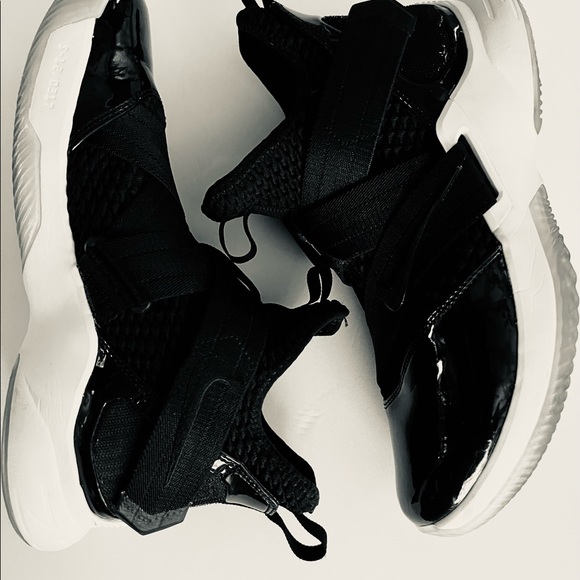 Used size 8.5 Men’s Nike Lebron Soldier 12. - Picture 5 of 7